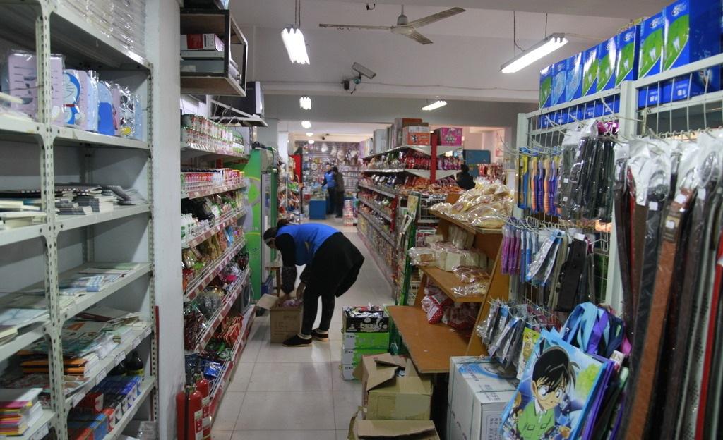 校園小賣(mài)鋪 承載幾代人記憶的“時(shí)光驛站”，為何在日用品銷(xiāo)售中悄然隱退？